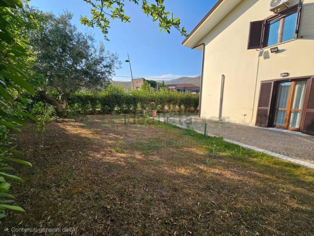 Case e ville in vendita di 160 m² in Via Falchi