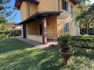 Case e ville in vendita di 160 m² in Via Firenze