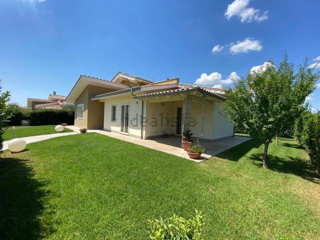 Case e ville in vendita di 160 m² in Via Firenze, 97