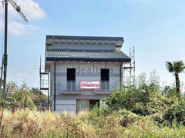 Case e ville in vendita di 160 m² in Via Inveruno