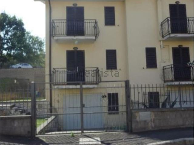Case e ville in vendita di 160 m² in Via Ilaria Alpi, 13