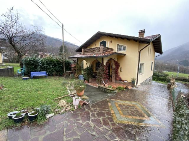 Case e ville in vendita di 160 m² in Via La Tana