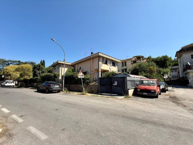 Case e ville in vendita di 160 m² in Via Molise, 32