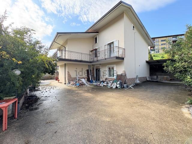 Case e ville in vendita di 160 m² in Via Madre Teresa di Calcutta