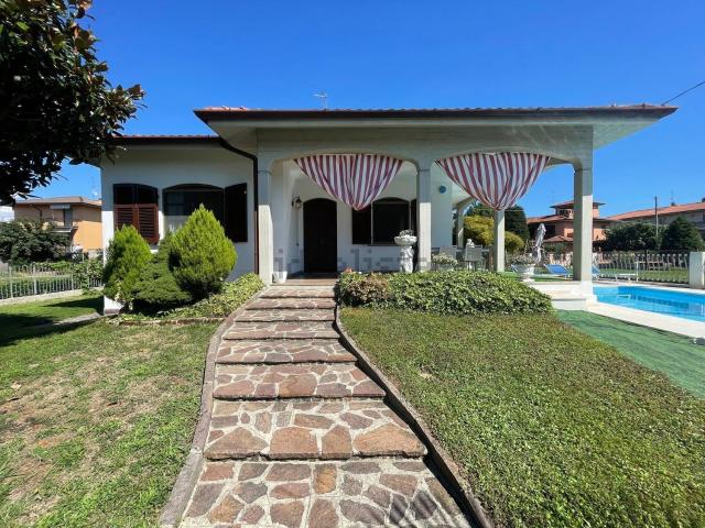 Case e ville in vendita di 160 m² in Via San Francesco D&apos Assisi
