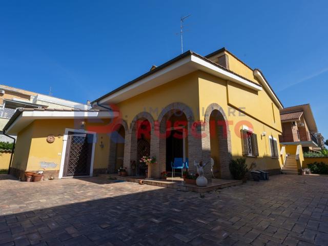 Case e ville in vendita di 160 m² in Via Roma