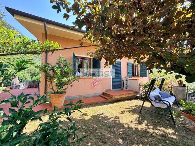 Case e ville in vendita di 160 m² in Via Regnalla