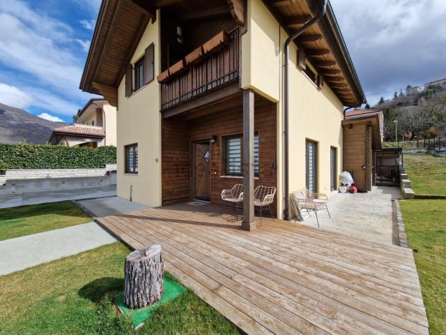 Case e ville in vendita di 160 m² in Via Vicenne