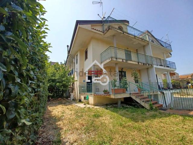 Case e ville in vendita di 160 m² in Via Vigne, 43