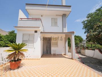 Case e ville in vendita di 160 m² in Via XXV Aprile, 238