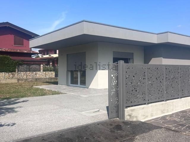 Case e ville in vendita di 160 m² in Via XXV Aprile