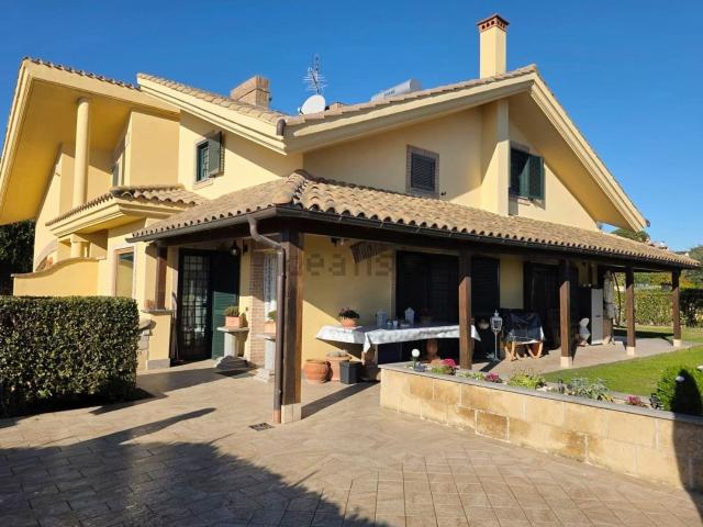 Case e ville in vendita di 160 m² in Viale delle Rughe