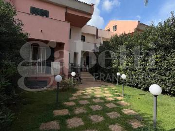 Case e ville in vendita di 160 m² in Viale Sandro Pertini, 710