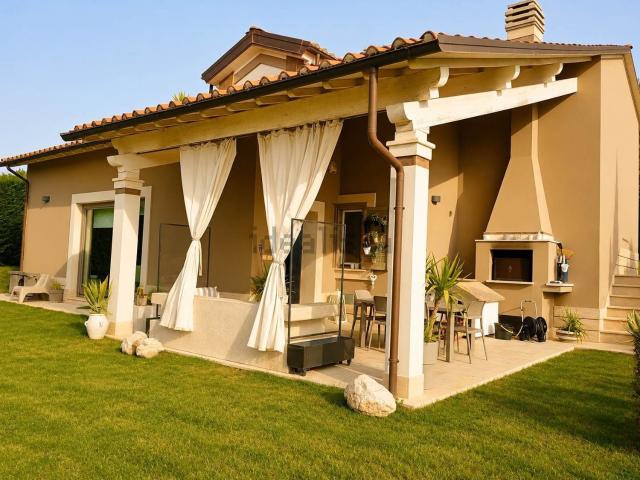 Case e ville in vendita di 160 m² in Strada di Cerreta, 105
