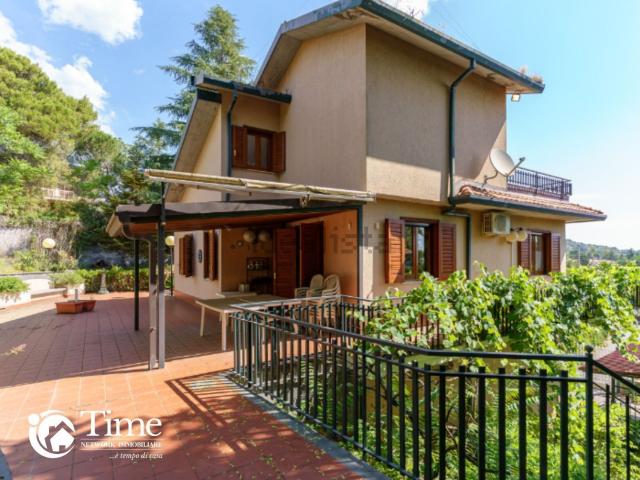 Case e ville in vendita di 161 m² in Via Giacomo Leopardi, 43