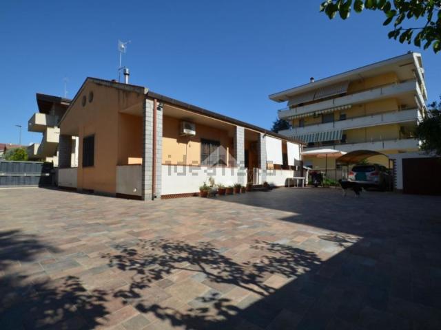 Case e ville in vendita di 162 m² in Via Tirso, 6