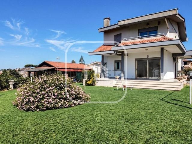 Case e ville in vendita di 163 m² in Via Gonzaga