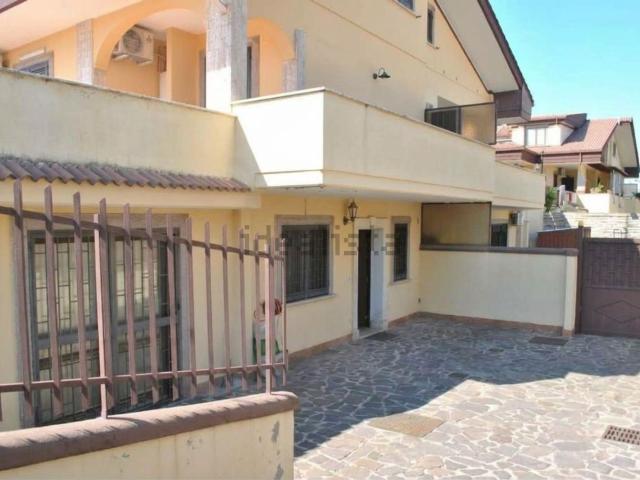 Case e ville in vendita di 163 m² in Via OLEVANO ROMANO