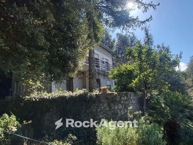 Case e ville in vendita di 163 m² in Via Pineta, 12