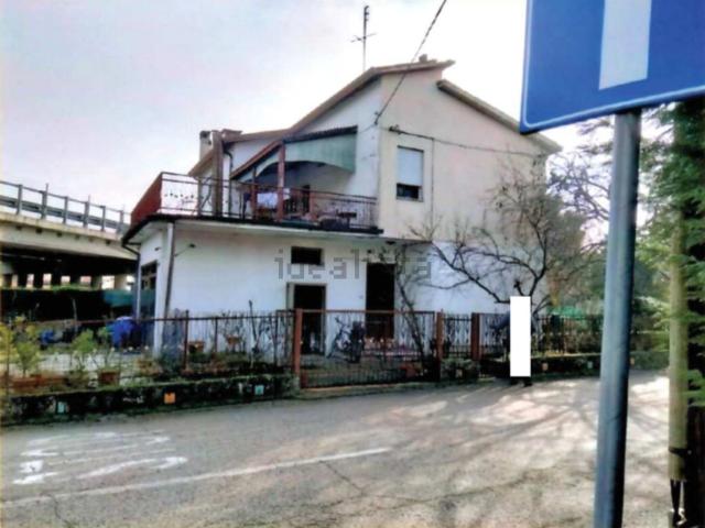 Case e ville in vendita di 164 m² in Via C Colombo