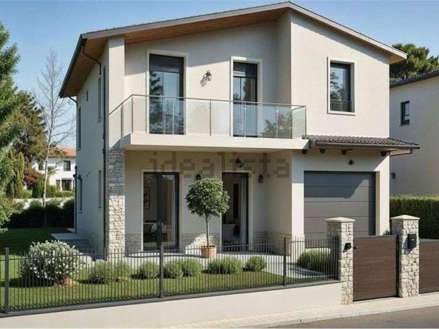 Case e ville in vendita di 164 m² in Via G. Sidoli
