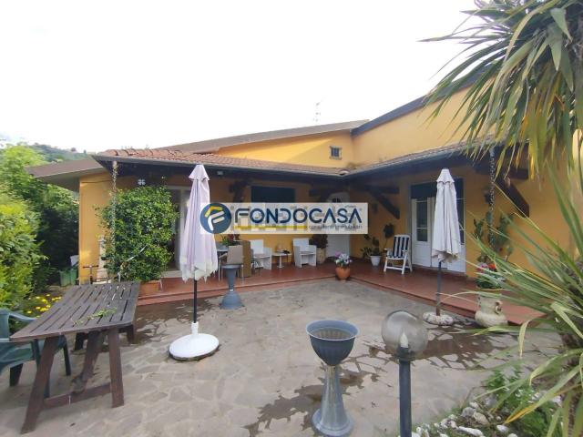 Case e ville in vendita di 164 m² in Via dei Borghi