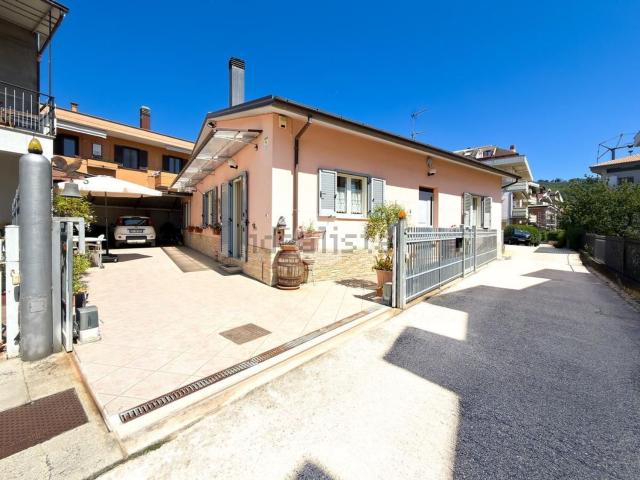 Case e ville in vendita di 164 m² in Via Insorti di Bosco Martese, 16