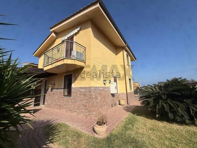 Case e ville in vendita di 164 m² in Via L. 29, 65