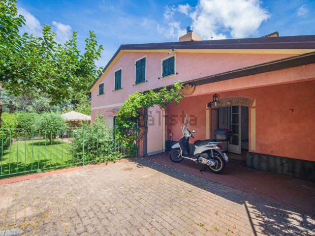 Case e ville in vendita di 164 m² in Via Sturla