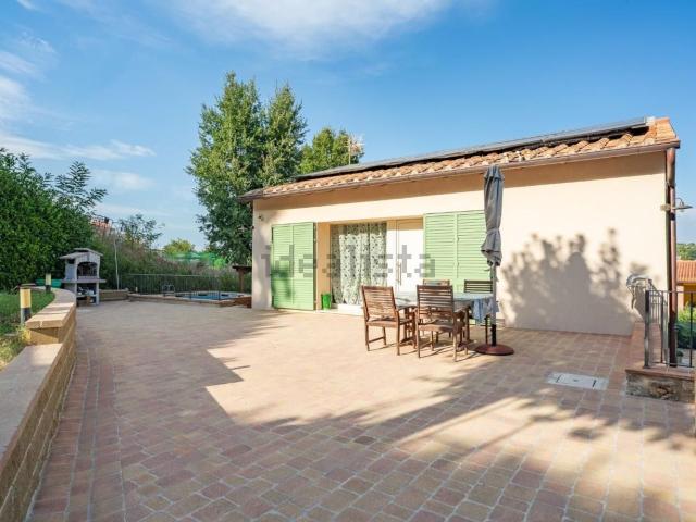 Case e ville in vendita di 164 m² in Viale dei Mille, 53034