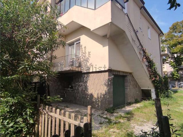 Case e ville in vendita di 165 m² in Via Cesare Rossarol