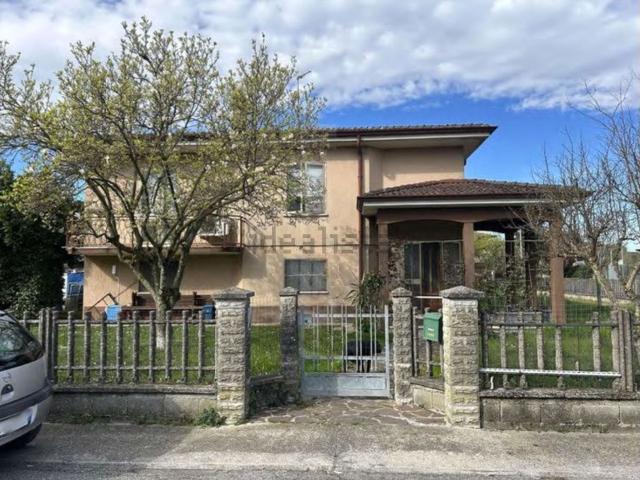 Case e ville in vendita di 165 m² in Via G. Parini, 9