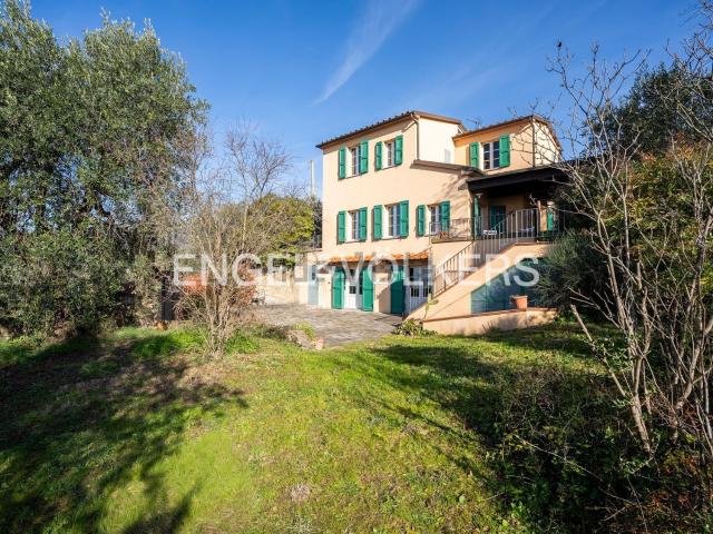 Case e ville in vendita di 165 m² in Via ginepraia