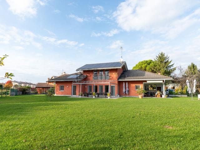 Case e ville in vendita di 165 m² in Via Guglielmo Oberdan