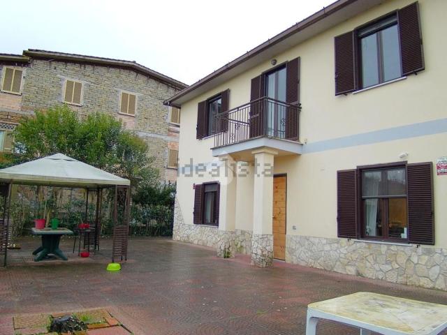 Case e ville in vendita di 165 m² in Via Frassineto
