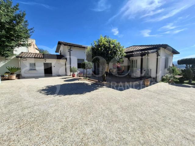 Case e ville in vendita di 165 m² in Via Incoronata