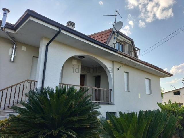 Case e ville in vendita di 165 m² in Via Verso Tollo