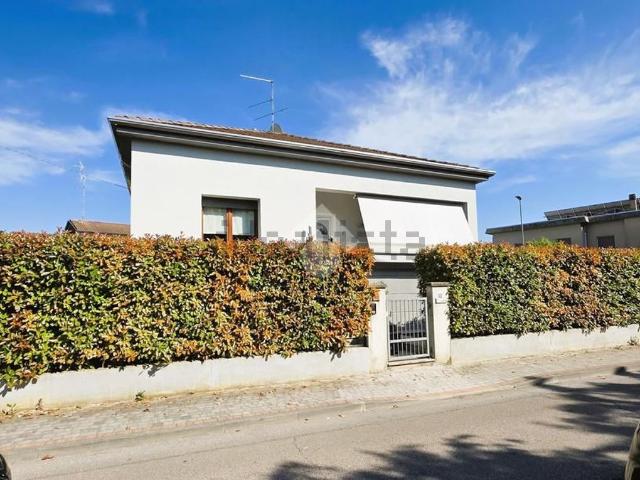 Case e ville in vendita di 166 m² in Via Cisa, 95