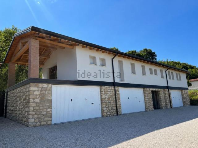 Case e ville in vendita di 166 m² in Via Borgomale, 25