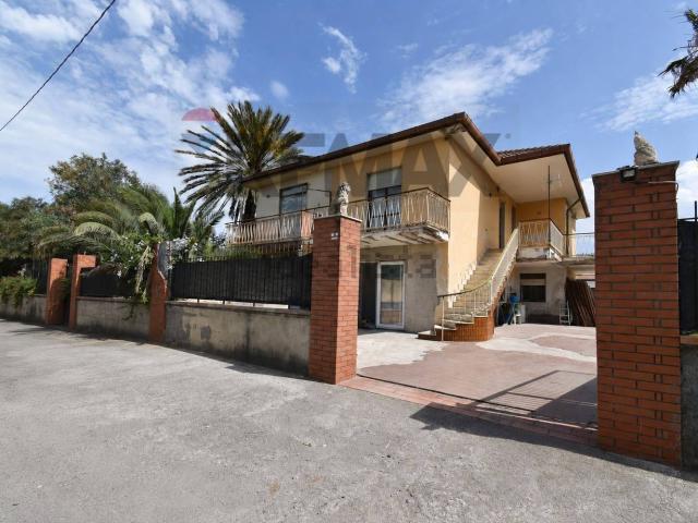 Case e ville in vendita di 166 m² in Via Salina, 32