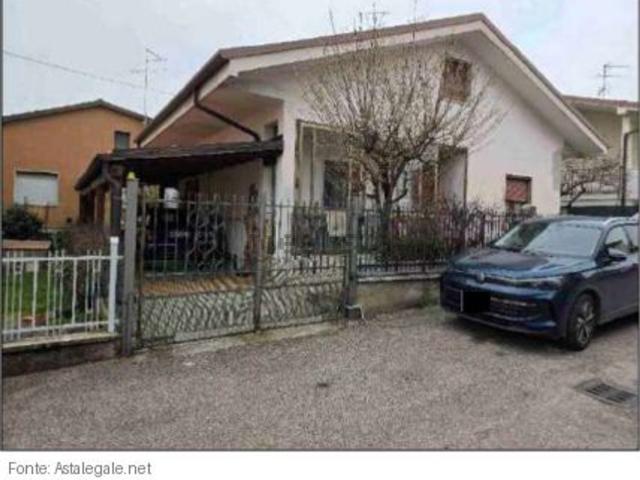 Case e ville in vendita di 166 m² in Via Vicenza, 8