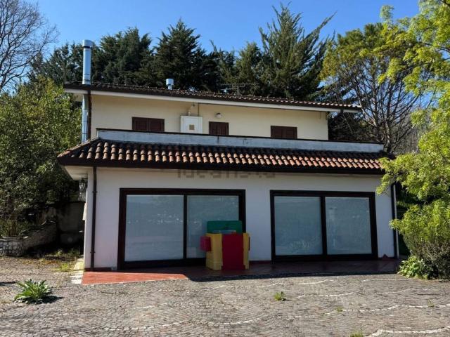 Case e ville in vendita di 167 m² in Via Cipollara