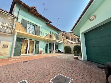 Case e ville in vendita di 167 m² in Via Novara