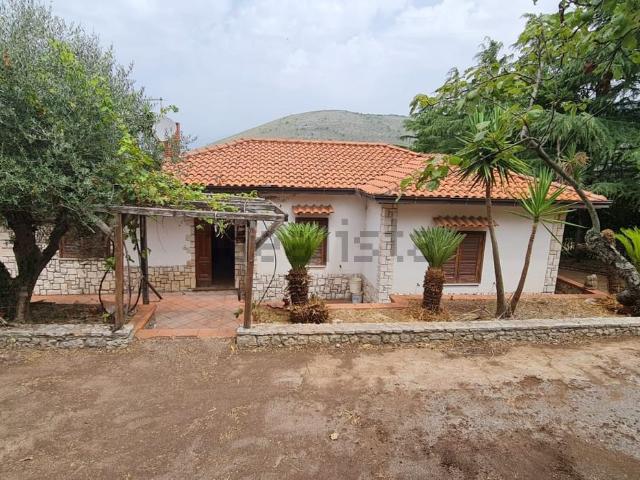 Case e ville in vendita di 168 m² in Via Cavallo Bianco