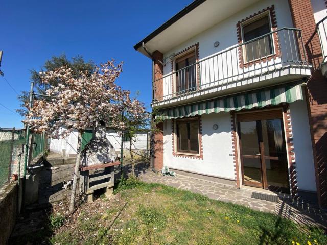 Case e ville in vendita di 168 m² in Via dei Pini