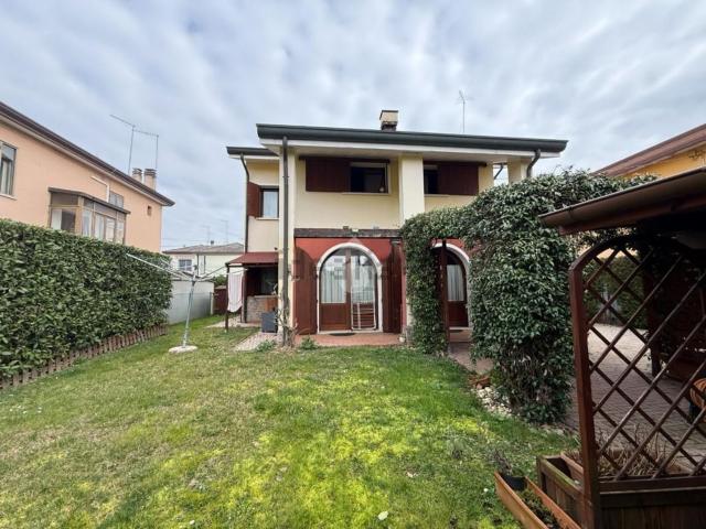 Case e ville in vendita di 168 m² in Via Sardegna, 10
