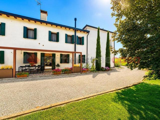 Case e ville in vendita di 168 m² in Via XXVIII Aprile