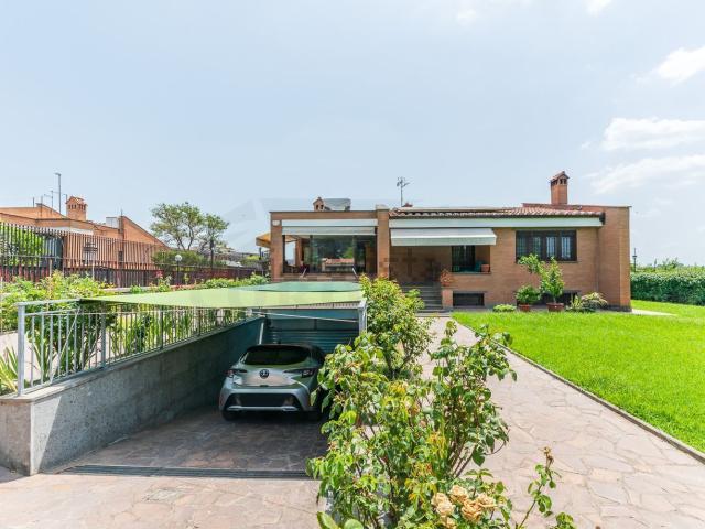 Case e ville in vendita di 169 m² in Via Anagnina, 100