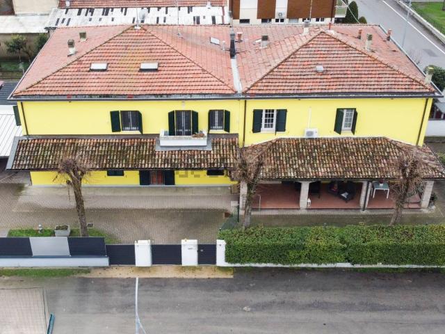 Case e ville in vendita di 169 m² in Via I. Nievo, 12
