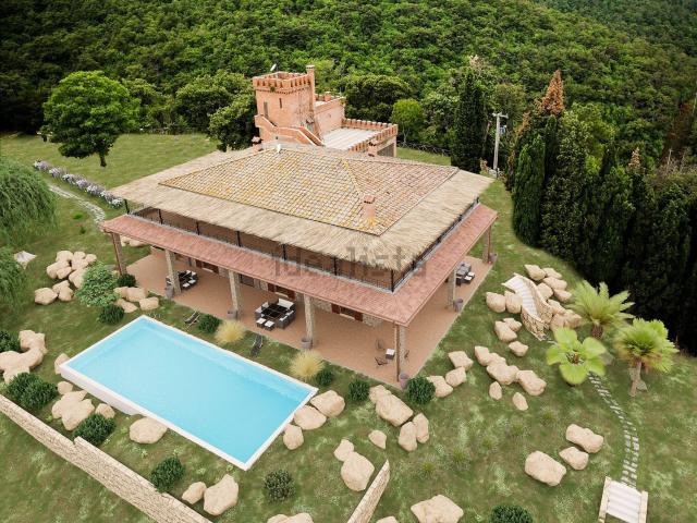 Case e ville in vendita di 1700 m² in Via Cacciaconti
